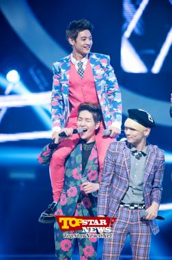 SHINee, "Repitiendo la actuación a hombros"…Mnet M! Countdown [KPOP PHOTO]