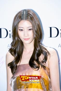 Lee Hyun Yi, "Con esas piernas cualquier vestido le queda genial"…Evento de inauguración de "Dior Pop Up Project" [KSTAR PHOTO]
