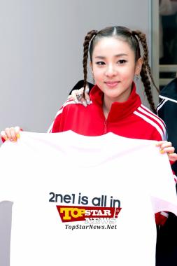 Dara de 2NE1, "¿Os gusta esta camiseta?"… 2NE1 "Tienda principal" [KSTAR PHOTO]