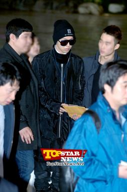 Big Bang’s G-Dragon, ‘While listening to music’… Departing for his ‘ONE OF A KIND’ World Tour [KSTAR PHOTO]