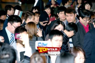 Big Bang’s G-Dragon, ‘Shaking up the airport with his appearance’… Departing for his ‘ONE OF A KIND’ World Tour [KSTAR PHOTO]