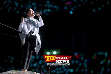 Psy, ‘Sharing the touching moment’ … Psy’s concert ‘Happening’ [KPOP PHOTO]