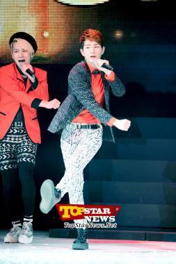 Onew de SHINee, "Graciosa patada al aire" …"3º Seoul Girls Collection" [KPOP PHOTO]