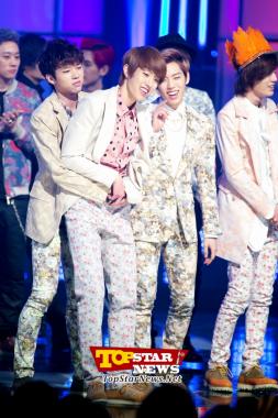 Woo Hyun y Sung Yeol de Infinite, "Inesperado abrazo por la espalda"…Mnet M! Countdown [KPOP PHOTO]