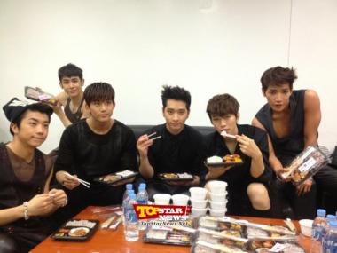 2PM(투피엠) 준호, 팬들에게 식사 대접 “맛있게 드세요”