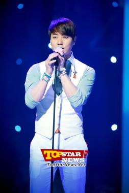 SHINHWA’s Andy, ‘Holding the mike with two hands’… MBC MUSIC ‘Show Champion’ [KPOP PHOTO]