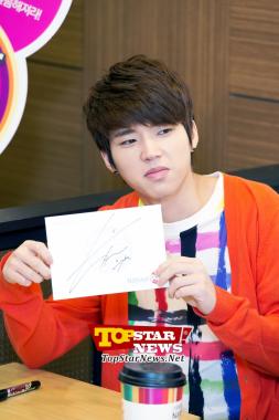 인피니트(INFINITE) 우현, ‘저는 시크하게 사인했지요’ …‘나뚜루팝 인피니트 팬미팅’ 현장 [KPOP PHOTO]