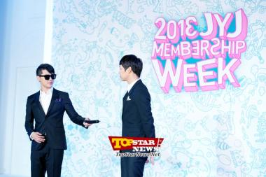 JYJ’s Kim Jun Su, ‘Well-mannered even when handing over the mike’ … Opening ceremony for ‘2013 JYJ Membership Week’ [KSTAR PHOTO]