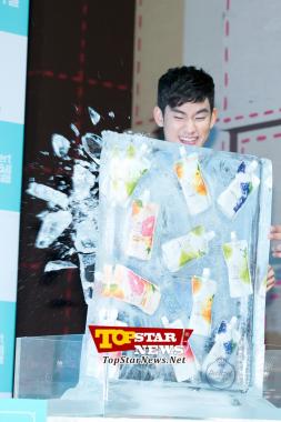 온 힘을 다해 얼음을 치는 김수현(Kim Soo Hyun) …‘은밀하게 위대하게 디저트 데이트’ 현장 [KSTAR PHOTO]