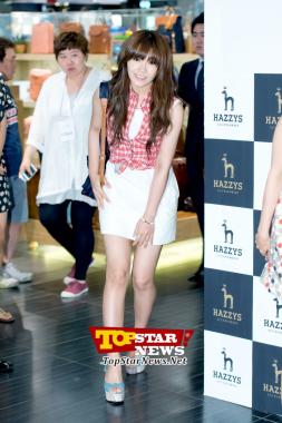 Apink’s Jeong Eun Ji, ‘Politely greeting’ …’Fan signing event for HAZZYS Accessories’ [KSTAR PHOTO]