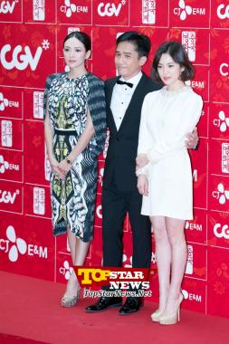 Zhang Ziyi, Leung Chiu Wai y Song Hye Kyo, "Sonriendo entre dos bellezones" … Alfombra roja del "Festival de Cine Chino 2013" [WMOVIE PHOTO]