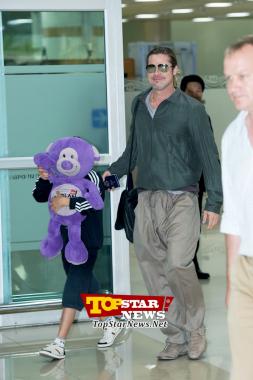 Brad Pitt, "Con una sonrisa simpaticona" … Llegada de Brad Pitt a Corea [WSTAR PHOTO]