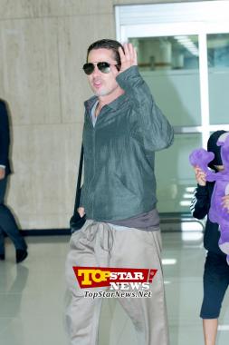 브래드 피트(Brad Pitt), ‘손인사 마저 화보~’ …‘브래드 피트’ 입국 현장 [WSTAR PHOTO]