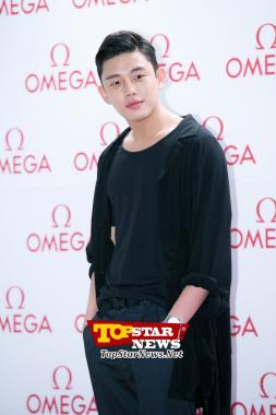 Yoo Ah In, ‘A confident smile’ … ‘OMEGA Co-Axial Exhibition’ [KSTAR PHOTO]