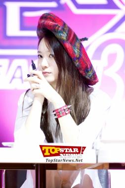 [HD] f(x)’s Krystal, ‘Would you like my autograph?’ …’Red Knight’ showcase for the game ‘Elsword’ [KPOP PHOTO]