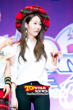 [HD] f(x)’s Krystal, ‘What is she pointing at?’ …’Red Knight’ showcase for the game ‘Elsword’ [KPOP PHOTO]
