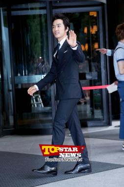 [HD] Song Seung Hun, ‘Never forgetting his manners’ …Photo wall for Lee Byung Hun and Lee Min Jung’s wedding [KSTAR PHOTO]