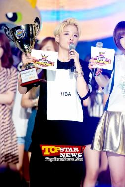 [HD] f(x)’s Amber, ‘Claiming the trophy’… MBC MUSIC ‘Show Champion’ [KPOP PHOTO]