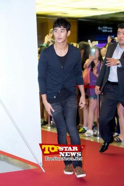 [HD] 스케이트 타듯 입장하는 김수현(Kim Soo Hyun) …영화 ‘숨바꼭질’ VIP 시사회  현장 [KSTAR PHOTO]