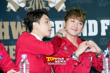 [HD] Shinhwa’s Andy-Min Woo, ‘A cute pose’… Press conference for ‘2013 SHINHWA GRAND FINALE THE CLASSIC in SEOUL’ [KSTAR PHOTO]