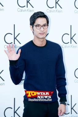 [HD] Kim Ji Suk, ‘Charming guy’ … Photo wall for the 1st year anniversary of Calvin Klein’s Flagship store [KSTAR PHOTO]