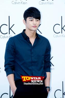 [HD] Seo In Guk, ‘A chic gaze’ … Photo wall for the 1st year anniversary of Calvin Klein’s Flagship store [KSTAR PHOTO]