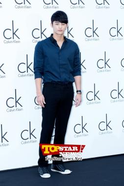 [HD] Seo In Guk, ‘Posing like a superstar’ … Photo wall for the 1st year anniversary of Calvin Klein’s Flagship store [KSTAR PHOTO]