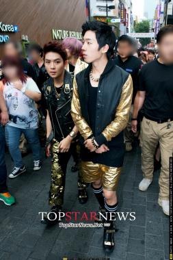 [HD] TEEN TOP’s Ricky-Changjo, ‘Looking around’…  TEEN TOP’s guerilla concert [KSTAR PHOTO]