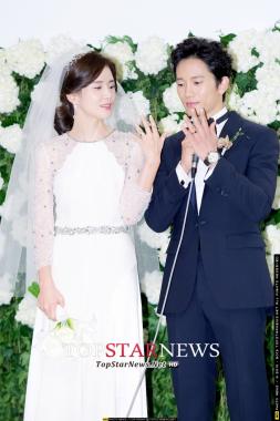 [HD] Ji Sung-Lee Bo Young, ‘Showing off their rings’ … Press conference for Ji Sung and Lee Bo Young’s wedding [KSTAR PHOTO]