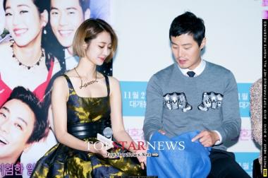 [HD] 결혼전야(Marriage Blue), โกจุนฮี-ลีฮีจุนจูงมือกันเข้าร่วมงานแถลงข่าวภาพยนตร์ Marriage Blue