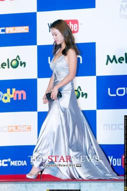 [HD] MMA2013, นักร้องสาวแพคจียองร่วมเดินพรมแดงเปิดงาน &apos;MelOn Music Awards 2013&apos;