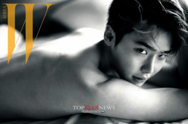 Lee Jong Suk, ลีจงซอกขอเปลี่ยนภาพลักษณ์โชว์ด้านเท่ๆในนิตยสาร &apos;W KOREA&apos;