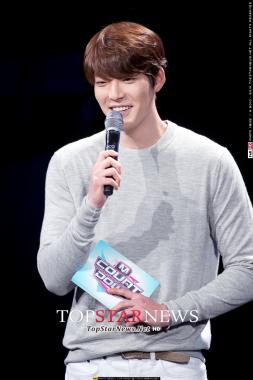 [HD포토] 김우빈, ‘팬心 흔드는 꽃미소’ (엠카운트다운)