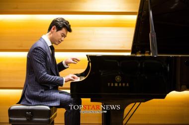 [UHD] &apos;밀회&apos; 박혁권, 음대 피아노과 교수 강준형 역 &apos;레슨까지 받는 연기 열정&apos;