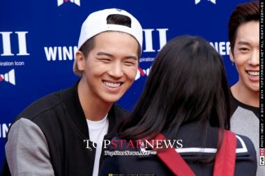 [UHD포토] 위너 송민호, ‘해맑은 하회탈 미소’ (팬악수회)