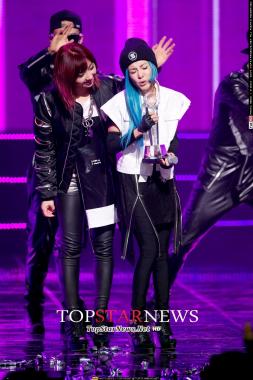 [HD포토] 투애니원(2NE1) 산다라박, ‘트로피로 노래할래!’ (엠카운트다운)