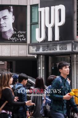 [HD포토] &apos;JYP 엔터테인먼트&apos; 앞에서 기다리는 팬들 (한류스타거리 탐방)