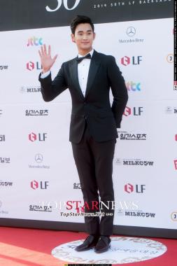 [HD포토] 김수현, ‘여심녹이는 손인사!’ (백상예술대상)