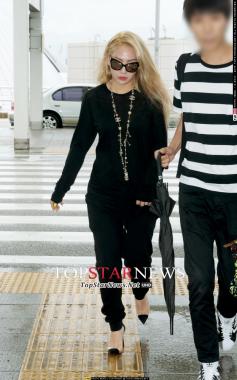 [HD포토] 투애니원(2ne1) 씨엘, ‘비오는 땅 조심조심’ (공항패션)