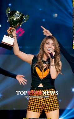 [HD포토] 에일리(Ailee), ‘트로피 하늘 위로~’ (쇼 챔피언)