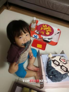 김태우 두 딸, 아빠 얼굴 그려진 케이크 놓고 ‘먹방’ 선보여
