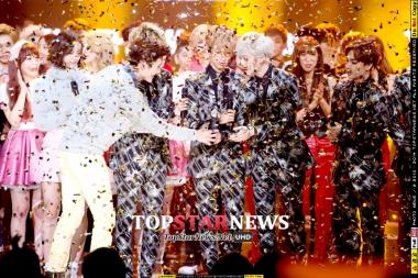 [UHD포토] 보이프렌드(BOYFRIEND), ‘1위 트로피를 받으면서도 얼떨떨한 표정’ (더 쇼)