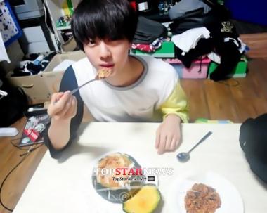 방탄소년단(BTS) 진, 남자 아이돌 방에 콘돔이… 남다른 ‘King Size’