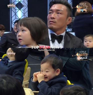 KBS ‘연예대상’ 추사랑-삼둥이-이하루-서언서준, 아빠들과 함께 ‘인기상’ 수상…‘엄마미소’