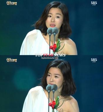 SBS ‘연기대상’ 전지현, “김수현 너무 감사하다. 네 덕이야”…‘대상’ 영예