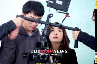 [스타24시] 스탭들과 촬영영상을 확인해보는 송윤아, 동그랗게 눈 뜬 채…‘잘 나왔나요~?’