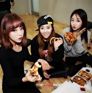 디아크-홍진영, 손에 피자 들고 ‘화기애애’ 분위기 과시…“우리 아가들”