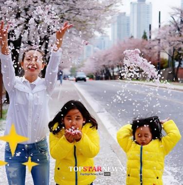 이아현, 두 딸과 ‘벚꽃 놀이’ 삼매경…“올해 마지막 봄눈”