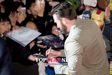 [UHD포토] 팬들에게 사인해주는 크리스 에반스(Chris Evans), ‘캡틴의 사인이라니 부럽다!’ (어벤져스2)