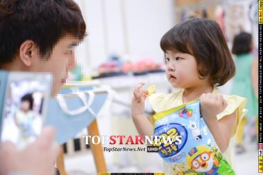 [스타24시] 삼윤이 자매 정다윤, ‘삼촌 뽀로로 과자 먹어봤어요~?’